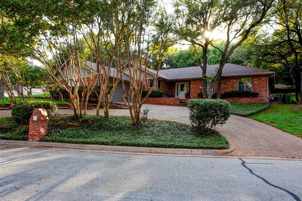 2100 Lakehill Court, Arlington, TX 76012