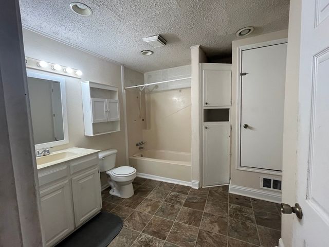 2525 Oakwood Terrace, Haltom City, TX 76117