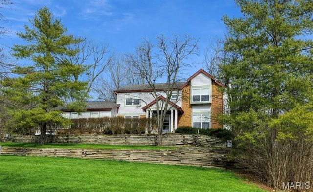 5839 Brookstone Terrace Drive, Oakville, MO 63129