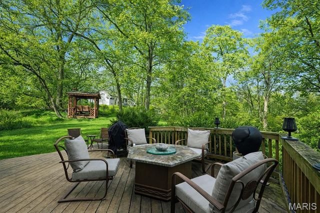 5839 Brookstone Terrace Drive, Oakville, MO 63129