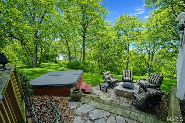 5839 Brookstone Terrace Drive, Oakville, MO 63129