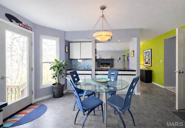 5839 Brookstone Terrace Drive, Oakville, MO 63129