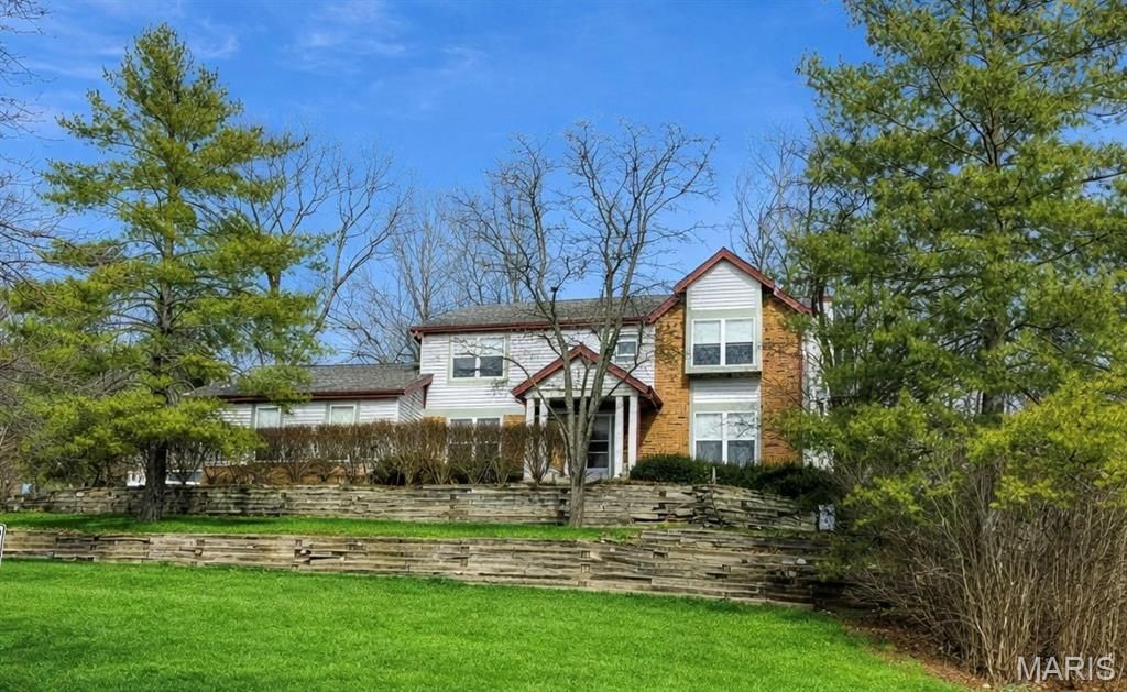 5839 Brookstone Terrace Drive, Oakville, MO 63129