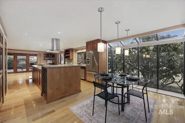 1945 S Creekside Ln, Boise, ID 83706