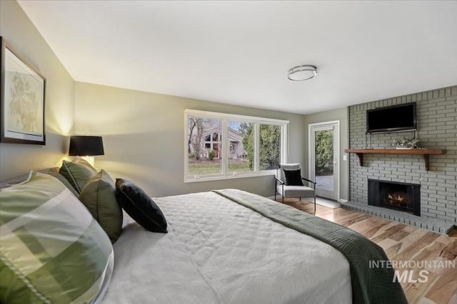 1945 S Creekside Ln, Boise, ID 83706