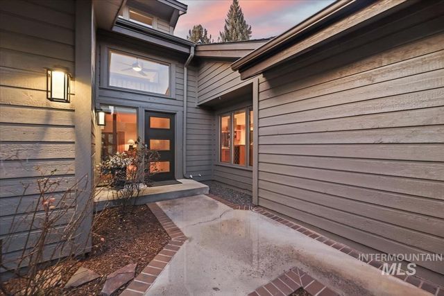 1945 S Creekside Ln, Boise, ID 83706