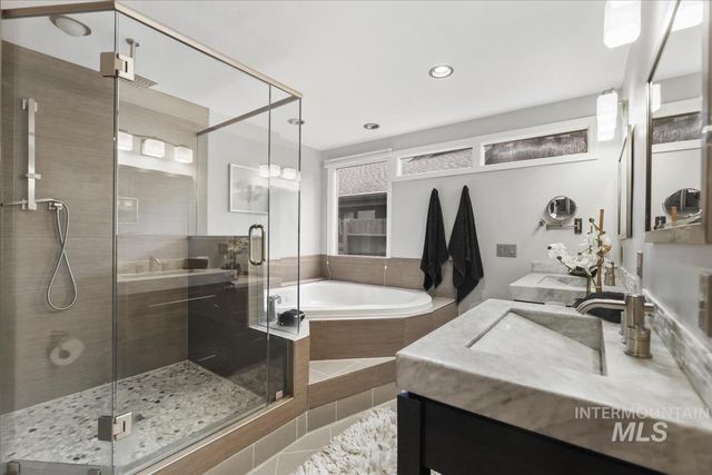 1945 S Creekside Ln, Boise, ID 83706