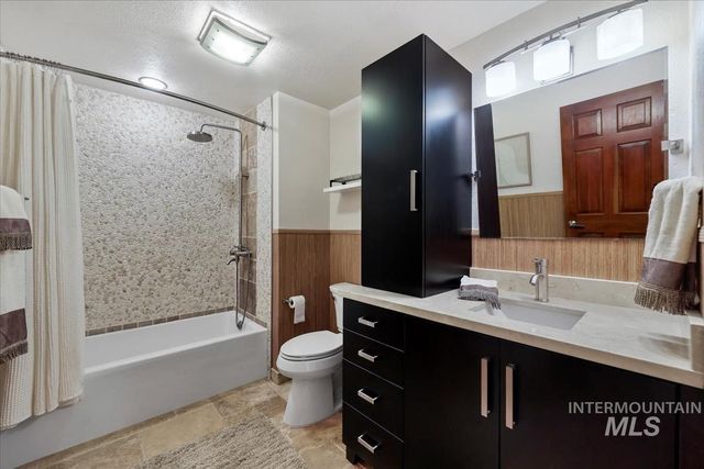 1945 S Creekside Ln, Boise, ID 83706