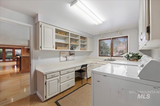 1945 S Creekside Ln, Boise, ID 83706