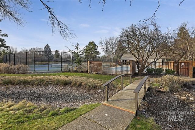 1945 S Creekside Ln, Boise, ID 83706