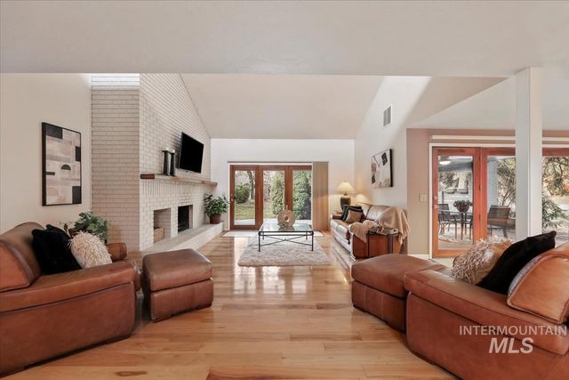 1945 S Creekside Ln, Boise, ID 83706