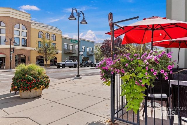 1945 S Creekside Ln, Boise, ID 83706