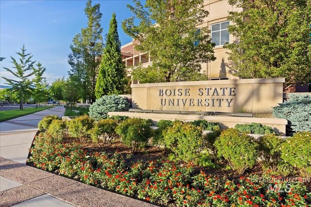 1945 S Creekside Ln, Boise, ID 83706