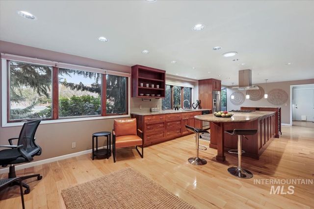 1945 S Creekside Ln, Boise, ID 83706