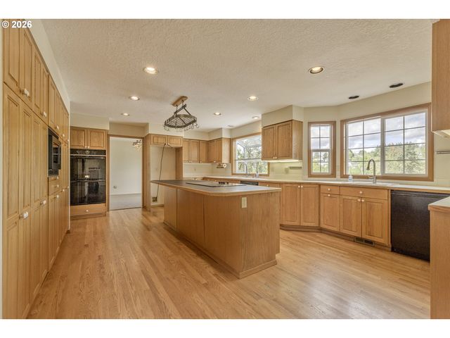 17799 Nw ELKCREST Ct, Portland, OR 97229
