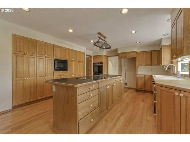 17799 Nw ELKCREST Ct, Portland, OR 97229