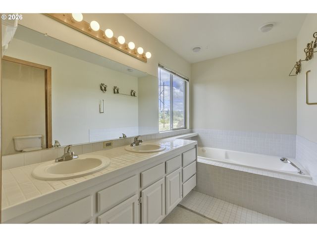 17799 Nw ELKCREST Ct, Portland, OR 97229