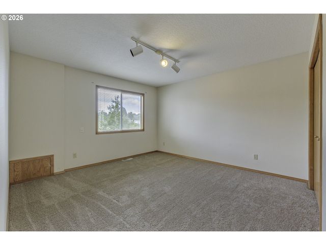 17799 Nw ELKCREST Ct, Portland, OR 97229