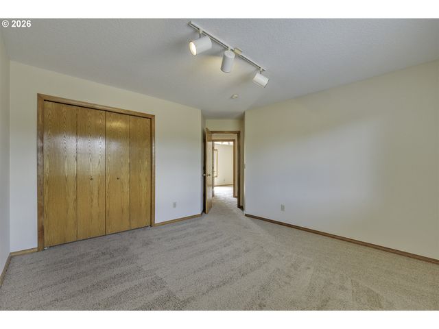 17799 Nw ELKCREST Ct, Portland, OR 97229