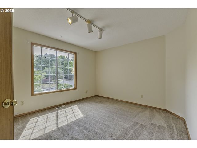 17799 Nw ELKCREST Ct, Portland, OR 97229
