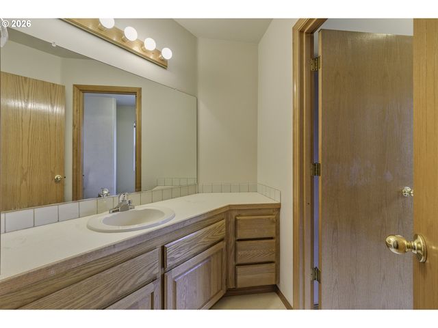 17799 Nw ELKCREST Ct, Portland, OR 97229