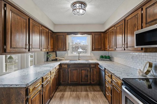 2101 E Sheridan Bridge Lane, Olathe, KS 66062