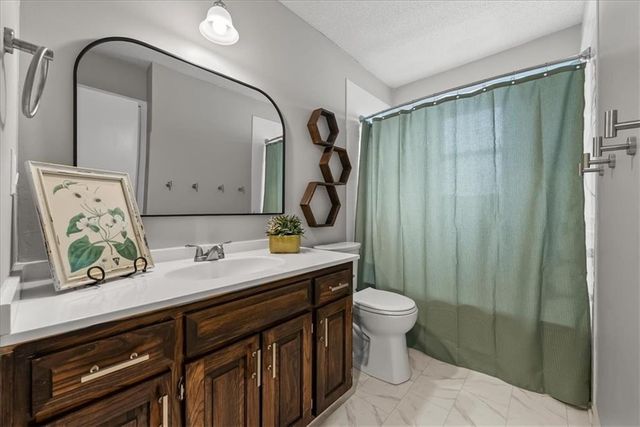 2101 E Sheridan Bridge Lane, Olathe, KS 66062