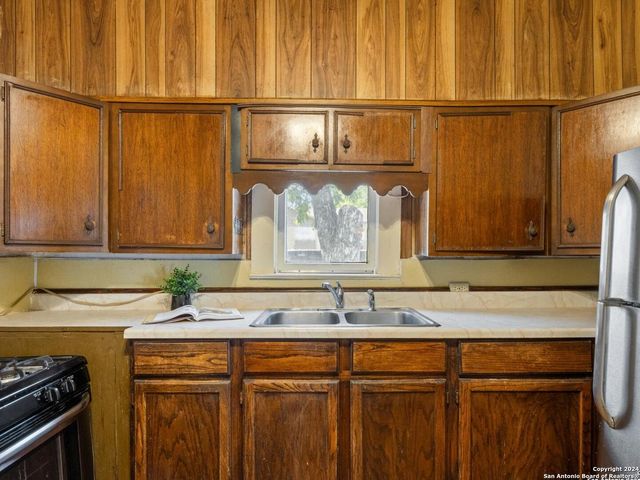 1315 ALAMETOS, San Antonio, TX 78201