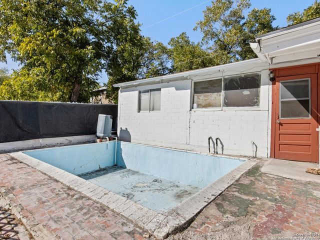 1315 ALAMETOS, San Antonio, TX 78201