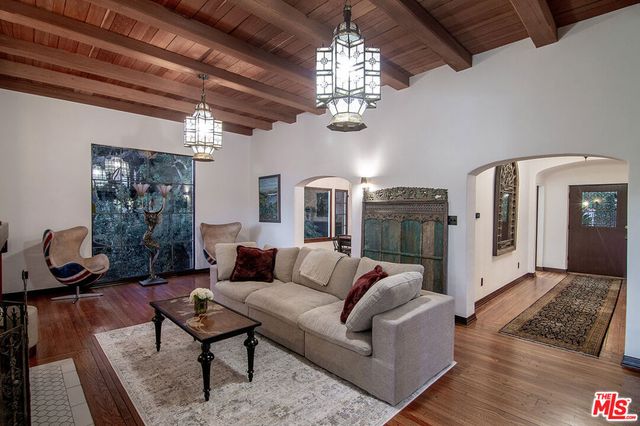3475 N Knoll Drive, Los Angeles, CA 90068