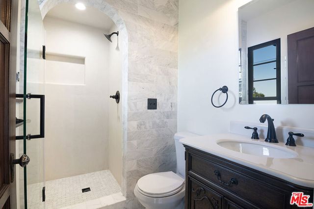 3475 N Knoll Drive, Los Angeles, CA 90068