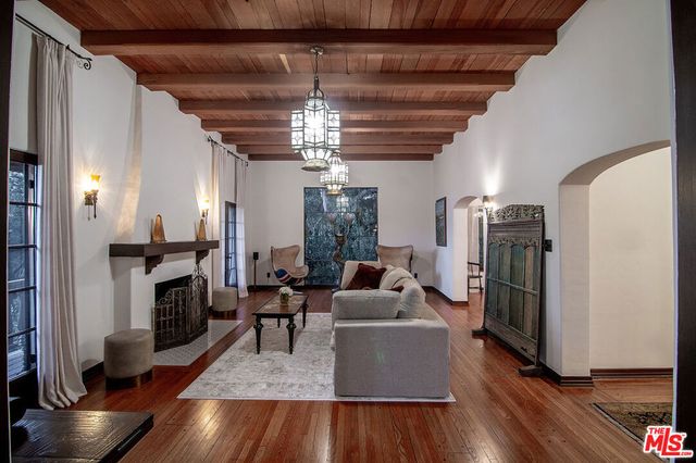3475 N Knoll Drive, Los Angeles, CA 90068