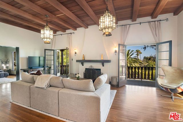 3475 N Knoll Drive, Los Angeles, CA 90068