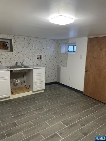 1041 Hunterdon Street, Newark, NJ 07112