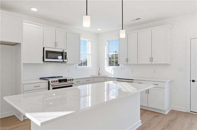 712 Crestfield DR, Chesapeake, VA 23320