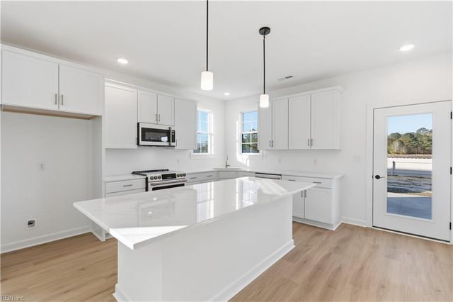 712 Crestfield DR, Chesapeake, VA 23320