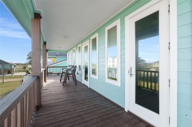 110 Ocean View Drive, Crystal Beach, TX 77650