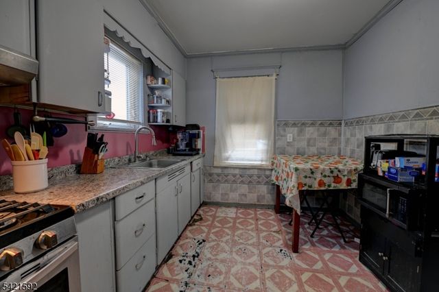 532 W Broadway, Haledon Boro, NJ 07508