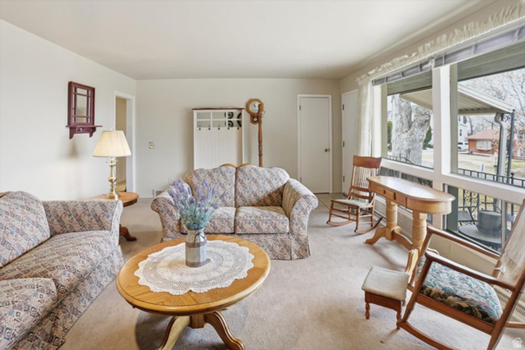 Image 4 of property listing at 4102 EDGEHILL DR, Ogden, UT 84403