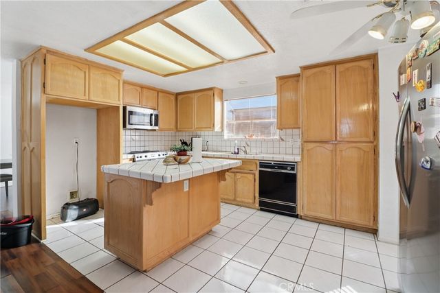 14260 Meadow Grove, Victorville, CA 92395