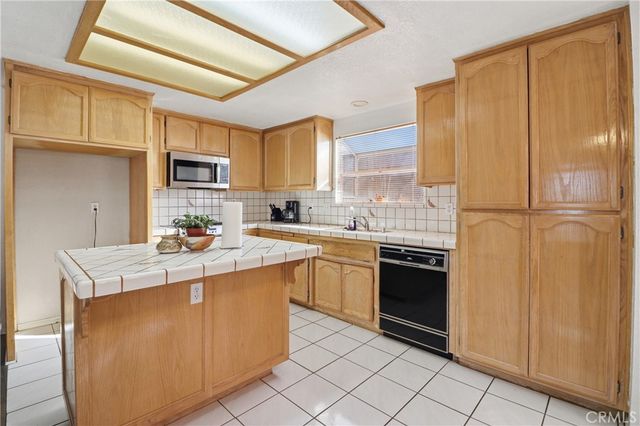 14260 Meadow Grove, Victorville, CA 92395