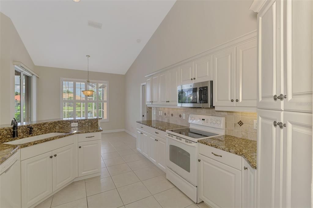 Image 18 of property listing at 104 LA PALMA COURT, Venice, FL 34292