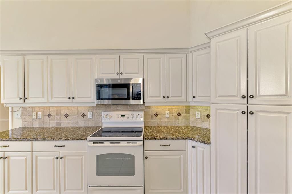 Image 20 of property listing at 104 LA PALMA COURT, Venice, FL 34292