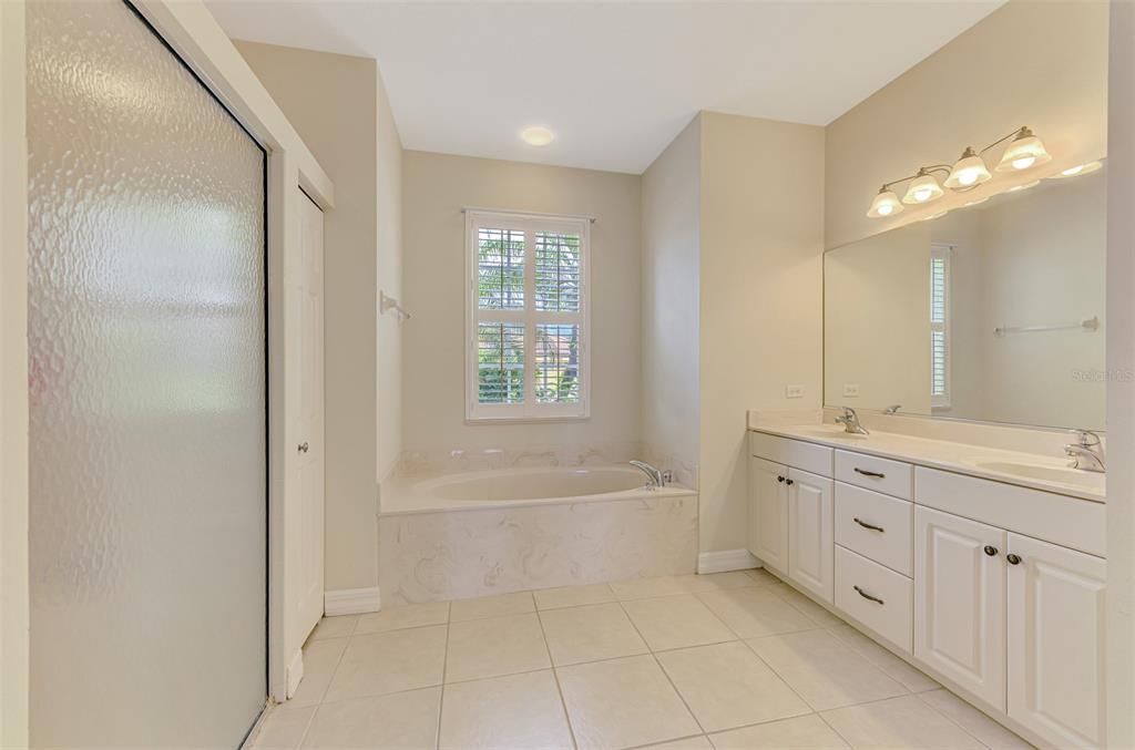 Image 27 of property listing at 104 LA PALMA COURT, Venice, FL 34292