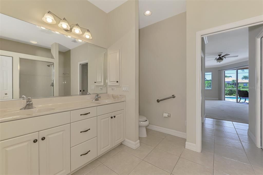 Image 28 of property listing at 104 LA PALMA COURT, Venice, FL 34292