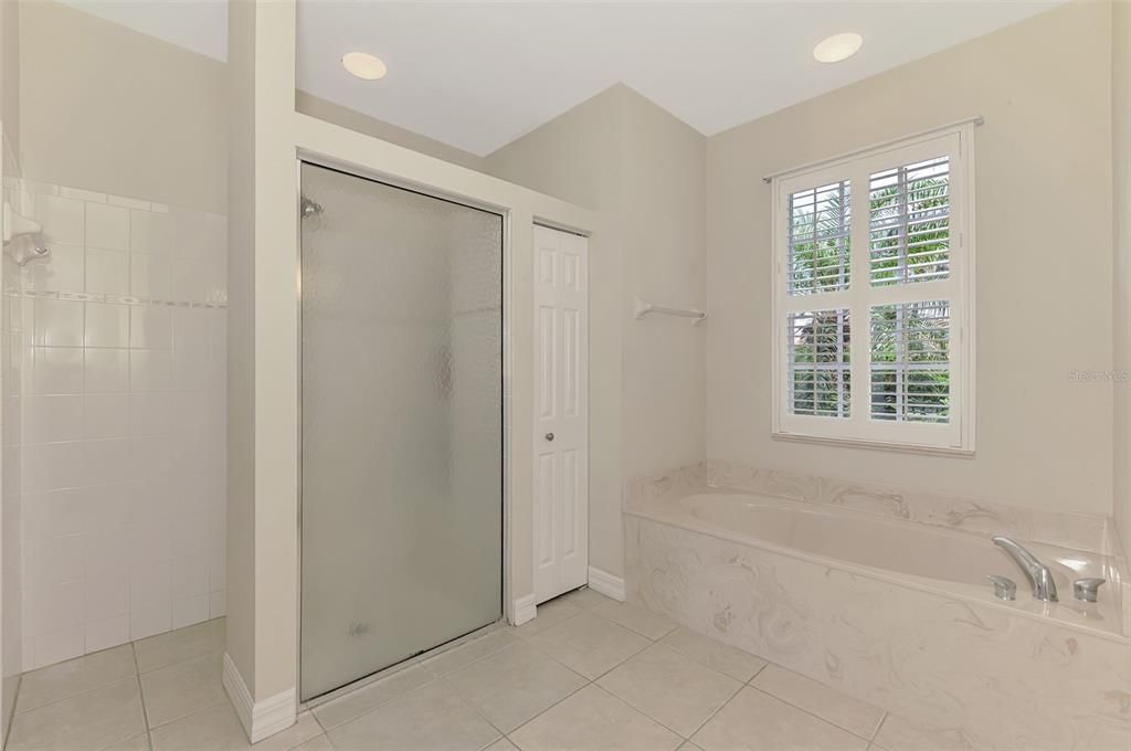 Image 29 of property listing at 104 LA PALMA COURT, Venice, FL 34292