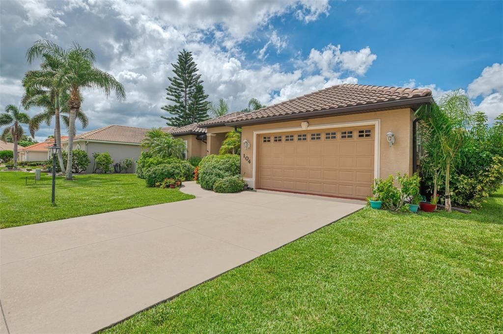 Image 6 of property listing at 104 LA PALMA COURT, Venice, FL 34292