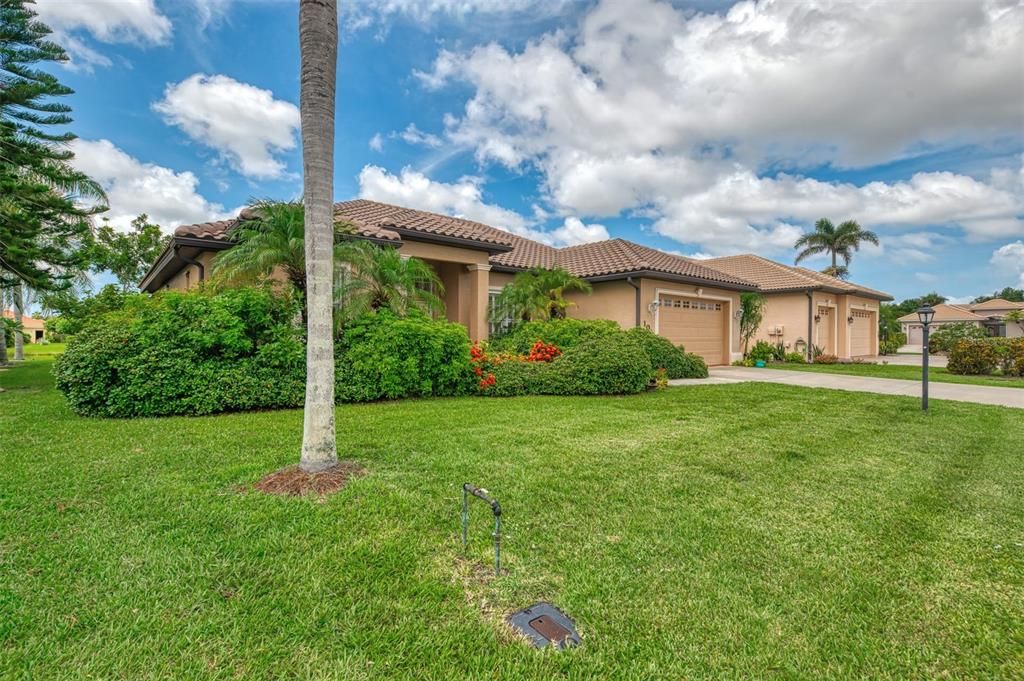 Image 8 of property listing at 104 LA PALMA COURT, Venice, FL 34292