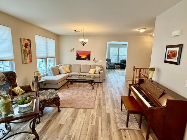 16637 Serene Lake Way, Crest Hill, IL 60403