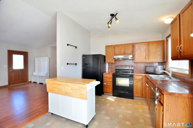 16 Tuscarora Place, Bristol, CT 06010